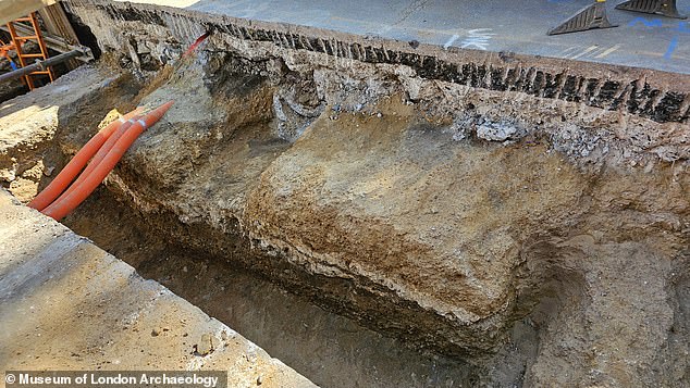 Los arqueólogos han encontrado una sección de una de las calzadas romanas más importantes de Gran Bretaña directamente debajo de la moderna Old Kent Road de Londres (en la foto), 2.000 años después de su construcción.