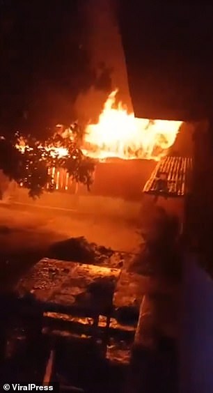 Los residentes de la popular isla turística de Flores describieron su horror cuando el volcán comenzó a disparar piedras en llamas contra sus casas.