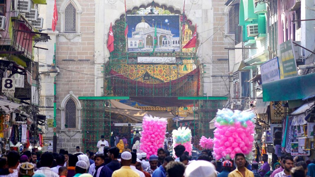 Una petición judicial india afirma que un templo hindú está enterrado bajo un venerado santuario musulmán
