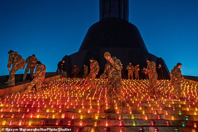 Soldados encienden 1.000 velas para conmemorar los 1.000 días de la invasión de Ucrania