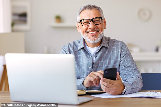 Usar Internet es bueno para ti, pero sólo si tienes más de cierta edad. Así lo afirma un nuevo estudio que afirma que las personas mayores de 50 años que utilizan Internet con regularidad son más felices con sus vidas y tienen menos probabilidades de sufrir depresión (imagen de archivo).