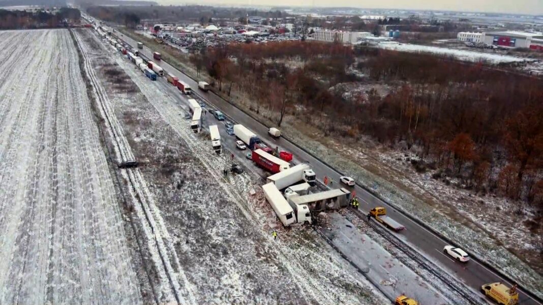 Video. Choque mortal en una autopista polaca tras las primeras nevadas
