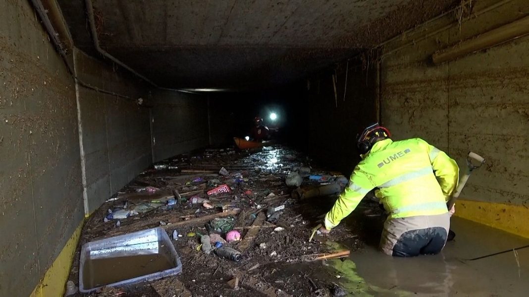 Video. Continúan las desesperadas labores de rescate en los aparcamientos inundados de Valencia
