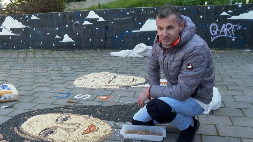 Video. Desde Kosovo con amor, artista del mosaico rinde homenaje a Trump y Harris
