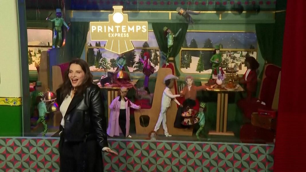 Video. Juliette Binoche inaugura el escaparate navideño de París
