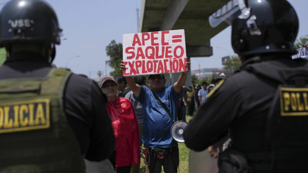 Video. Peruanos piden justicia y dicen 'No' a APEC 
