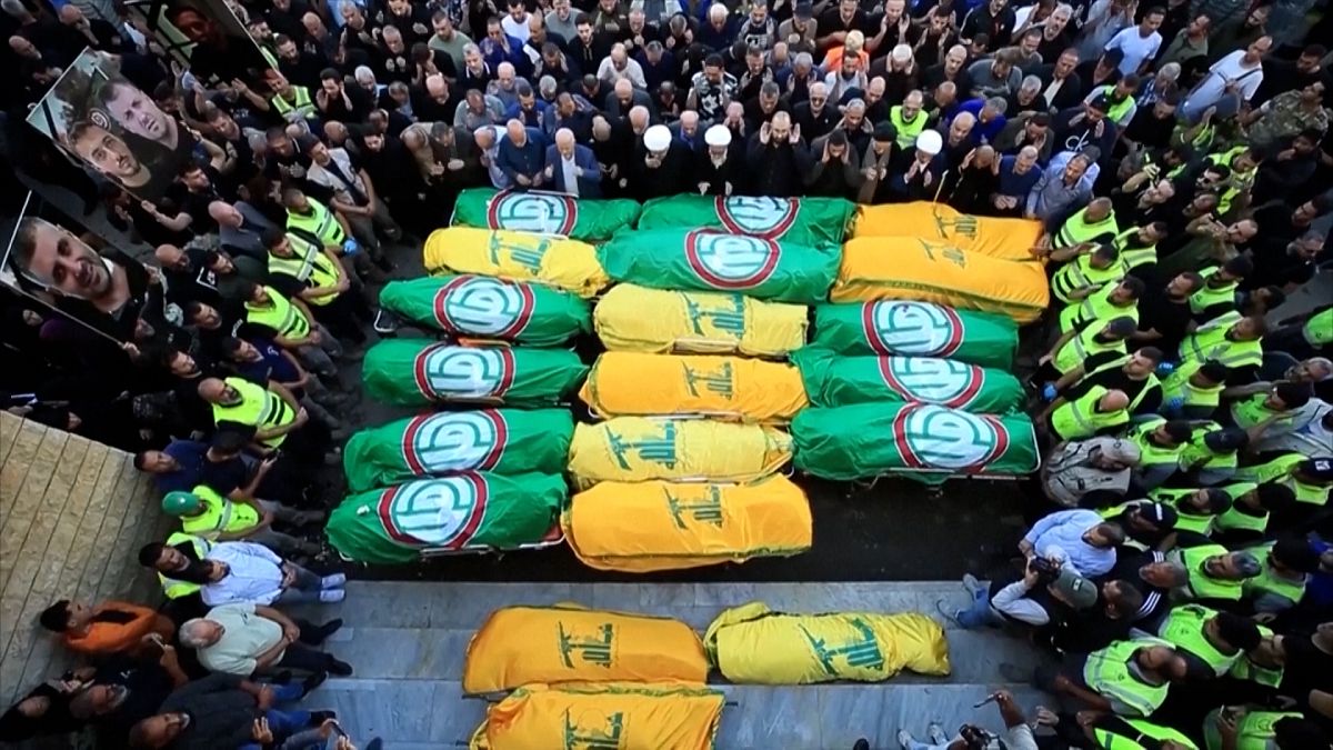 Video. Se celebra el funeral de 10 personas muertas en ataques israelíes en el Líbano
