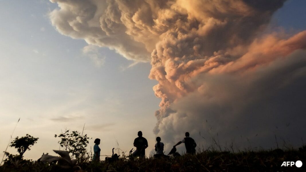 Volcán de Indonesia catapulta una enorme torre de ceniza al cielo
