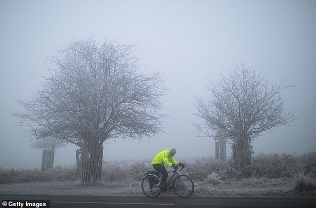 Se ha emitido una advertencia meteorológica amarilla para Irlanda del Norte y partes de Inglaterra a medida que se forman parches de niebla durante la noche y las temperaturas caen bajo cero.