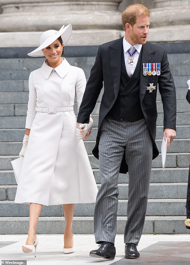 El príncipe Harry y Meghan Markle frente a la catedral de San Pablo en Londres el 3 de junio de 2022