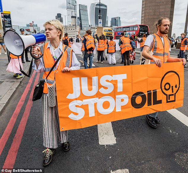 Just Stop Oil está publicitando una serie de artículos que se burlan de sus numerosas escapadas de protesta. En la foto: activistas de Just Stop Oil durante una protesta en el Puente de Londres en junio de 2023.