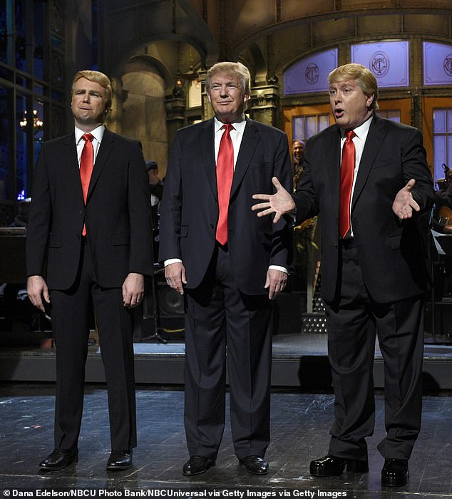 Donald Trump, centro, presentó SNL en noviembre de 2015 durante su campaña presidencial.