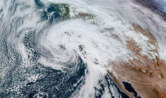 13044947 La primera alerta de huracán emitida para el centro de California cuando el 97 POR CIENTO de la población del estado está bajo advertencia de inundación, mientras el 'ciclón bomba' se prepara para azotar Los Ángeles y el parque de juegos millonario de Santa Bárbara, lo que provocó una alerta de emergencia del gobernador....