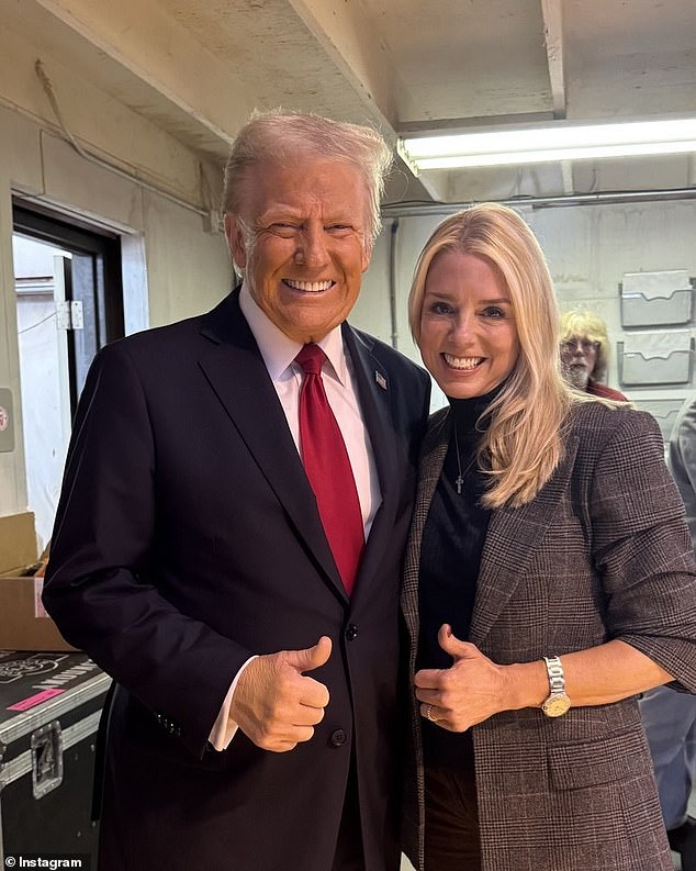 Pam Bondi ha sido una asesora cercana de Donald Trump durante años y lo representó durante su primer juicio político. Como máxima autoridad policial del país, supervisaría las investigaciones penales federales de Trump, aunque parecían estar desmoronándose desde su elección.