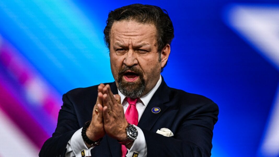 ¿Quién es Sebastián Gorka, el exfuncionario estadounidense designado por Trump al que llaman un 'vendedor ambulante islamofóbico'?
