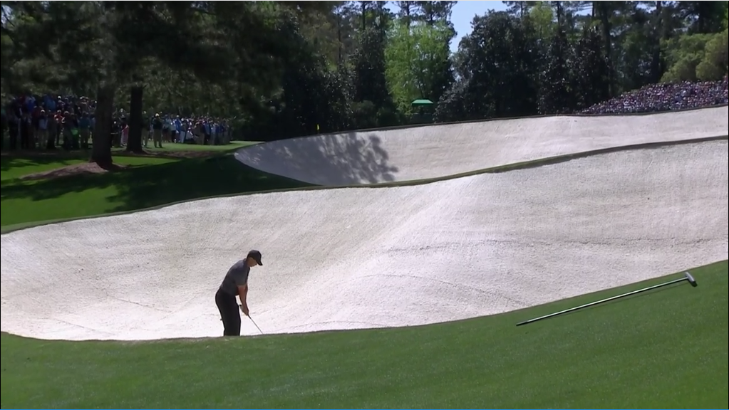 ¿Está bien sacar la pelota de un bunker de arena en el campo de golf?
