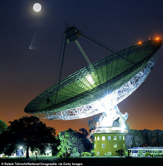 Lo más probable es que la señal sea recibida por grandes telescopios terrestres, como el Telescopio Parkes en Australia (en la foto).