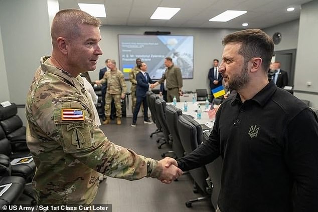 En la foto: El comandante general del Arsenal Picatinny, John Reim, da la bienvenida al presidente ucraniano Volodymyr Zelenskyy antes de un recorrido por la planta de municiones del ejército de Scranton en septiembre de 2024. El papel de Picatinny en el suministro de munición a Ucrania puede explicar los misteriosos drones sobre Nueva Jersey