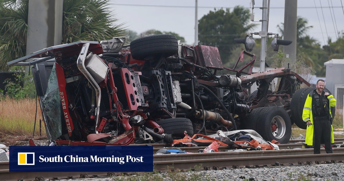 15 heridos en Florida cuando un tren choca contra un camión de bomberos que se incrustó en las vías después de que pasara otro tren
