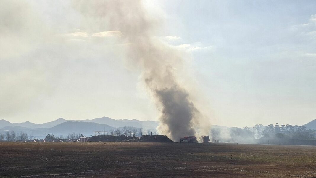 28 muertos al estrellarse un avión y estallar en llamas en Corea del Sur
