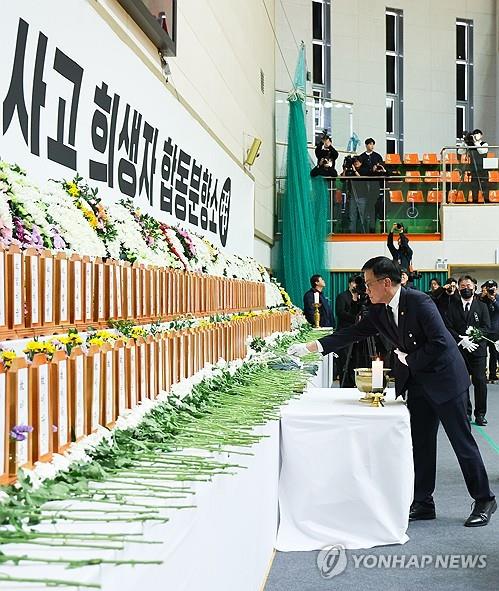 (2nd LD) Acting President Choi extends condolences to plane crash victims at memorial altar