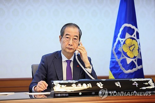 (2nd LD) Acting President Han speaks with Biden by phone, reaffirms alliance