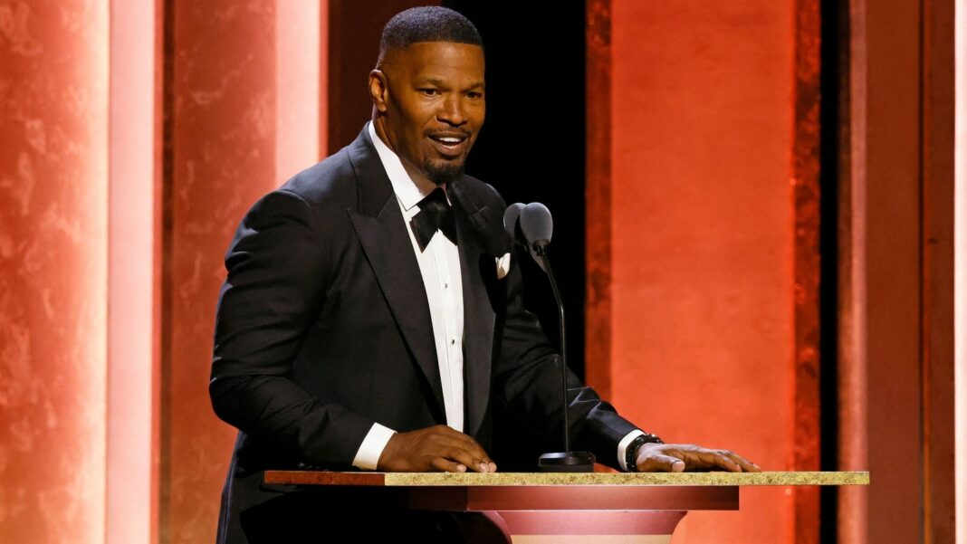 A Jamie Foxx le dan puntos después de que le arrojaran un vaso durante una cena de cumpleaños en un restaurante; no se realizaron arrestos
