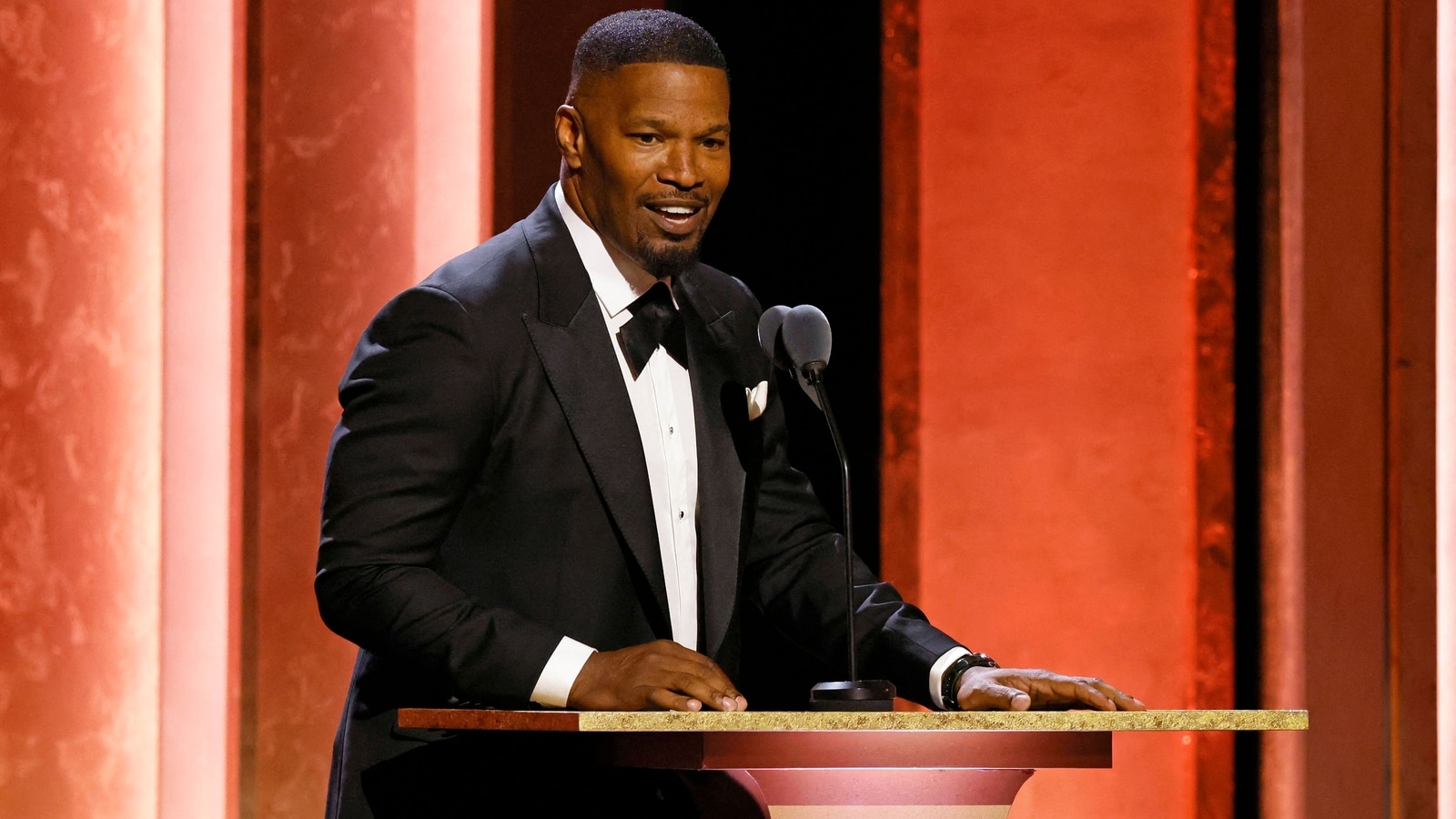 A Jamie Foxx le dan puntos después de que le arrojaran un vaso durante una cena de cumpleaños en un restaurante; no se realizaron arrestos
