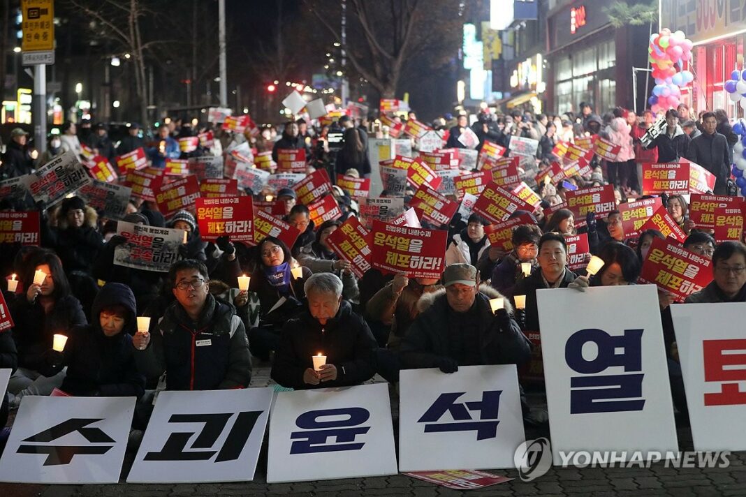 (LEAD) Civic groups demand Yoon step down for 2nd day over martial law declaration