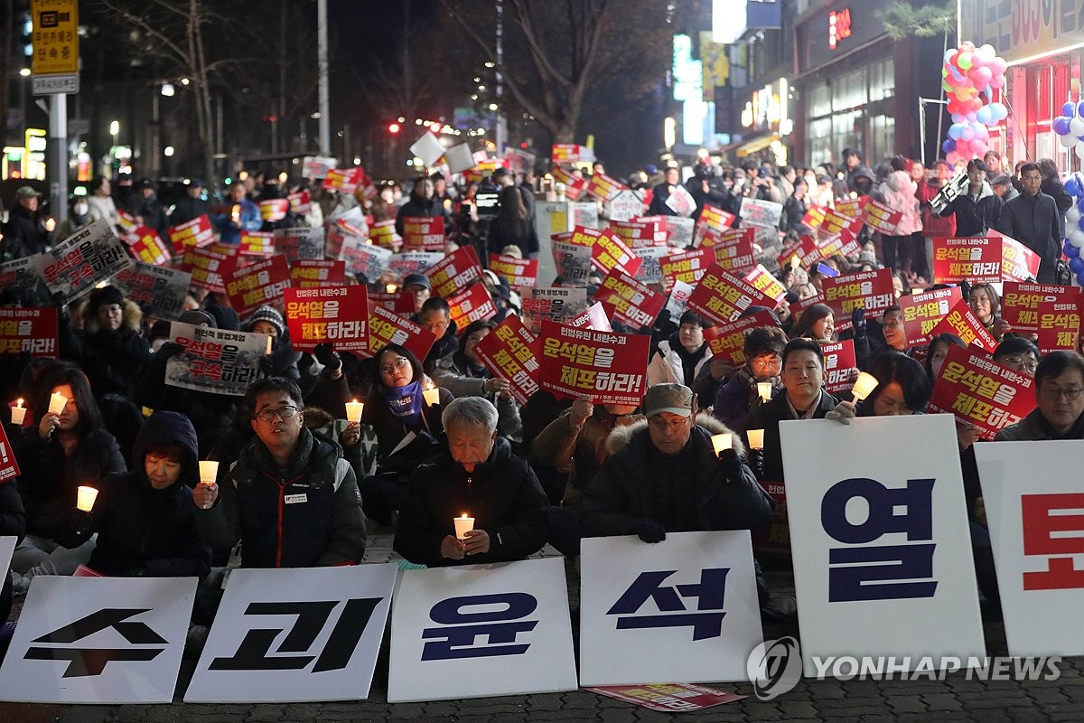 (LEAD) Civic groups demand Yoon step down for 2nd day over martial law declaration