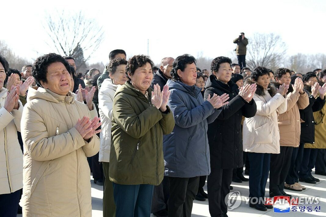 (LEAD) N. Korea's flood victims brought to Pyongyang write letters of thanks to leader Kim