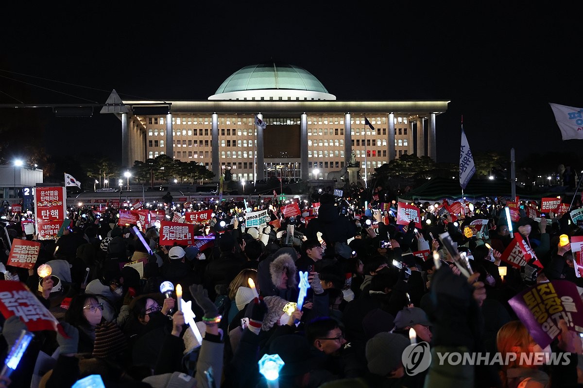 (LEAD) Rally participants rage over failure of Yoon impeachment motion