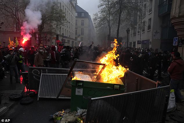 En París se levantaron apresuradamente barricadas hechas de tablas de metal, cubos de basura y hogueras cuando la policía respondió a los manifestantes en abril del año pasado.