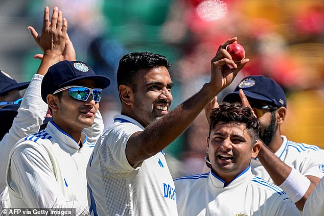 Ravichandran Ashwin (centro) ha anunciado que se retirará del cricket de prueba después de la prueba de Brisbane esta semana.