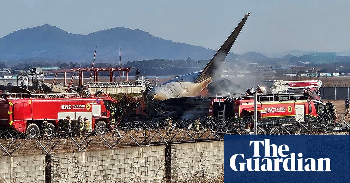 Accidente aéreo de Jeju: casi todos se presumen muertos después de que un avión surcoreano se desviara de la pista y chocara contra una pared
