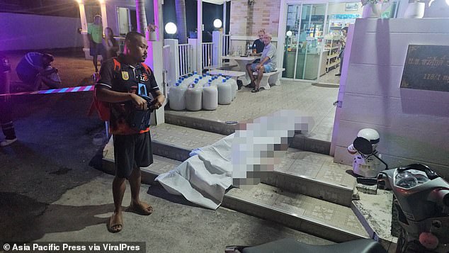 Un niño australiano-tailandés de 14 años fue apuñalado fatalmente por la espalda por otro adolescente afuera de una urbanización en Tailandia (en la foto, el cuerpo del adolescente en el lugar)