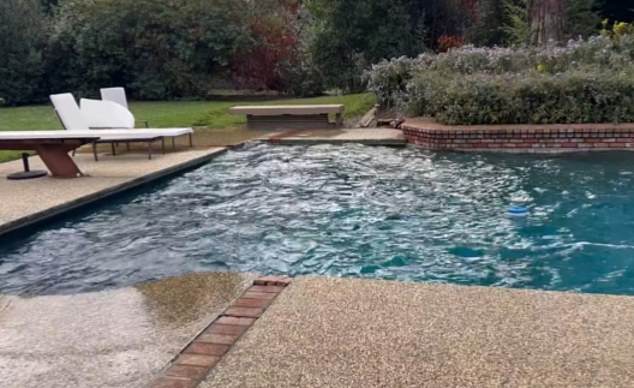 Se vio agua chapoteando alrededor del borde de una piscina en el norte de California durante el terremoto de magnitud 7,0 del miércoles en el norte de California.