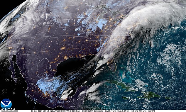 Cinco estados se están preparando para inundaciones peligrosas y cortes de energía a medida que un río atmosférico y un ciclón bomba en desarrollo azotan la costa este.