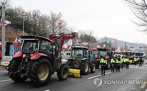 Anti-Yoon farmers aboard tractors in standoff with police in southern Seoul