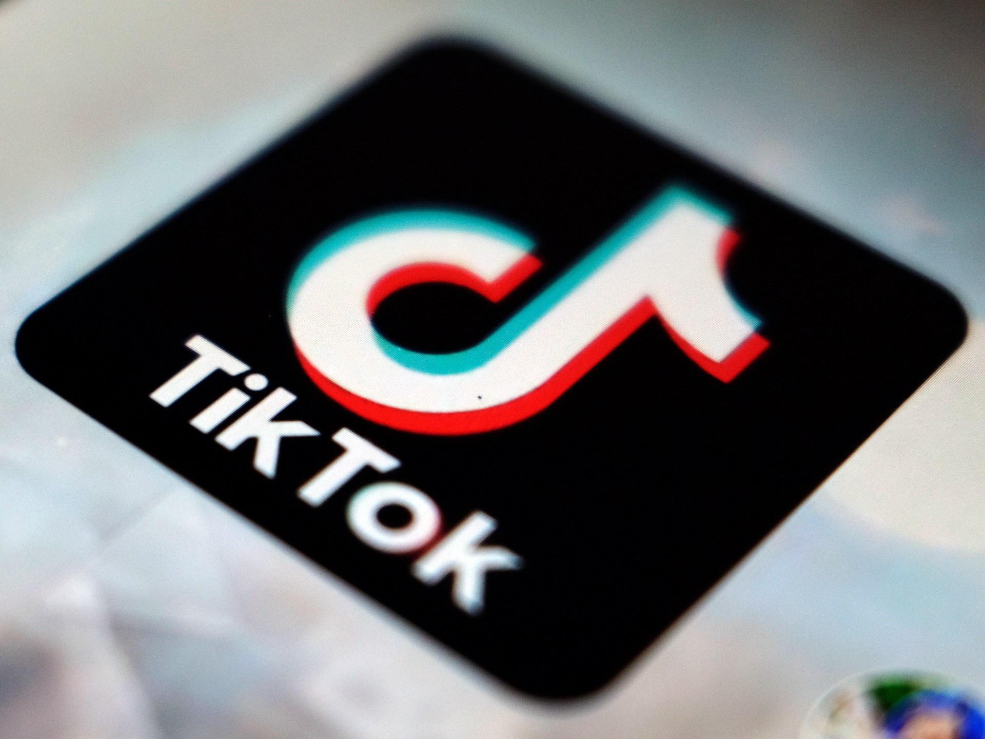 Albania prohíbe TikTok durante un año tras apuñalamiento en escuela
