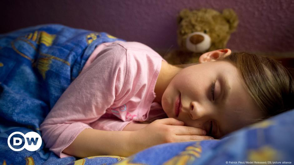 Alemania: Un niño duerme frente a la guardería 