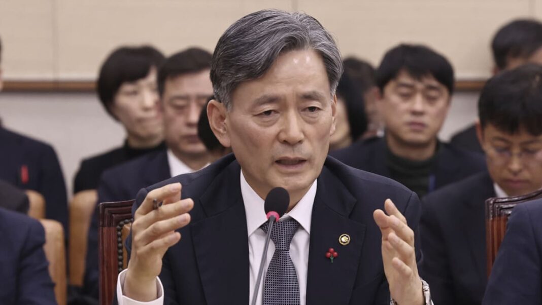 Allanaron la oficina presidencial de Corea del Sur y arrestaron al jefe de policía en una investigación cada vez más amplia sobre la fallida ley marcial
