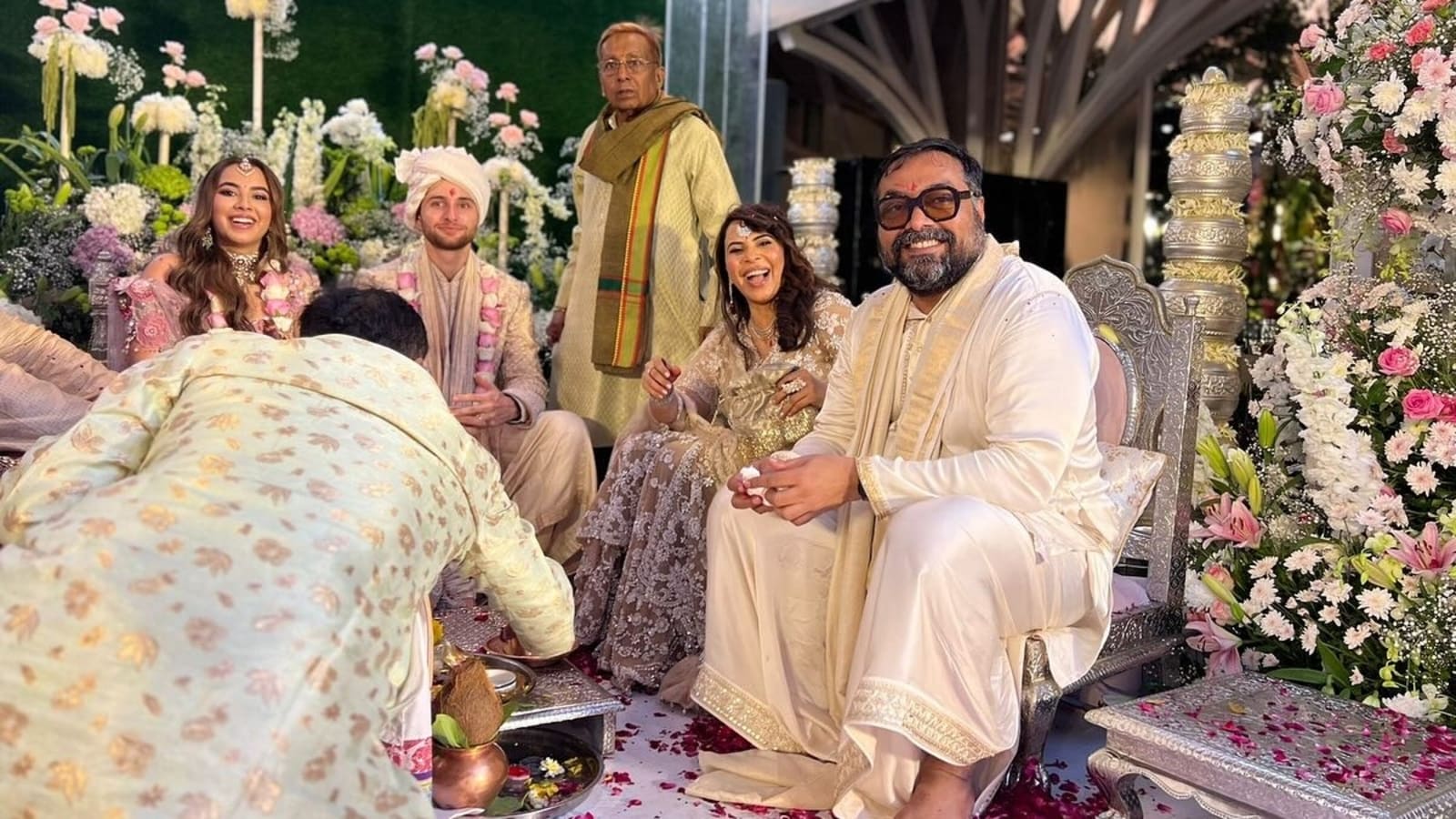 Anurag Kashyap dice 'ye bhi gayi' mientras comparte fotos de la boda de su hija Aaliyah Kashyap con Shane Gregoire
