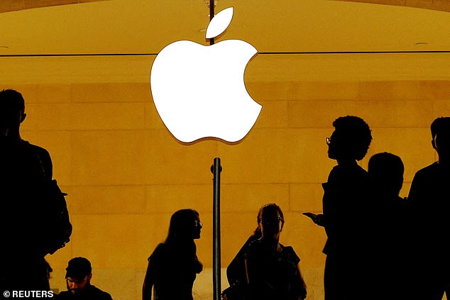 Un empleado de Apple demanda al gigante tecnológico por acusaciones de que monitorea ilegalmente los iPhone de su personal