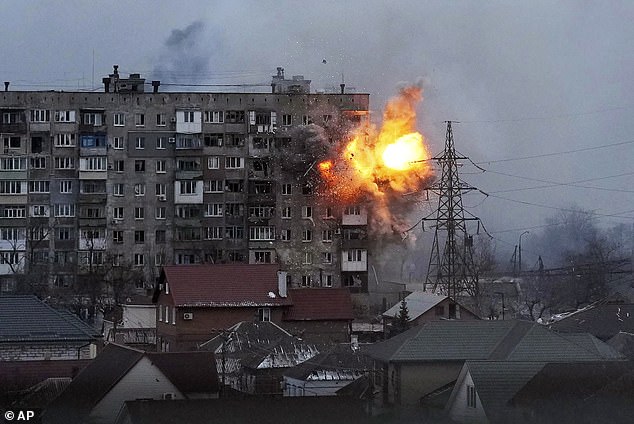 Una explosión sacude un edificio de apartamentos después de que un tanque del ejército ruso disparara en Mariupol, Ucrania, el viernes 11 de marzo de 2022.