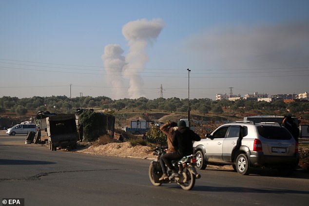 Olas de humo después de los ataques aéreos en Idlib, norte de Siria, 1 de diciembre de 2024