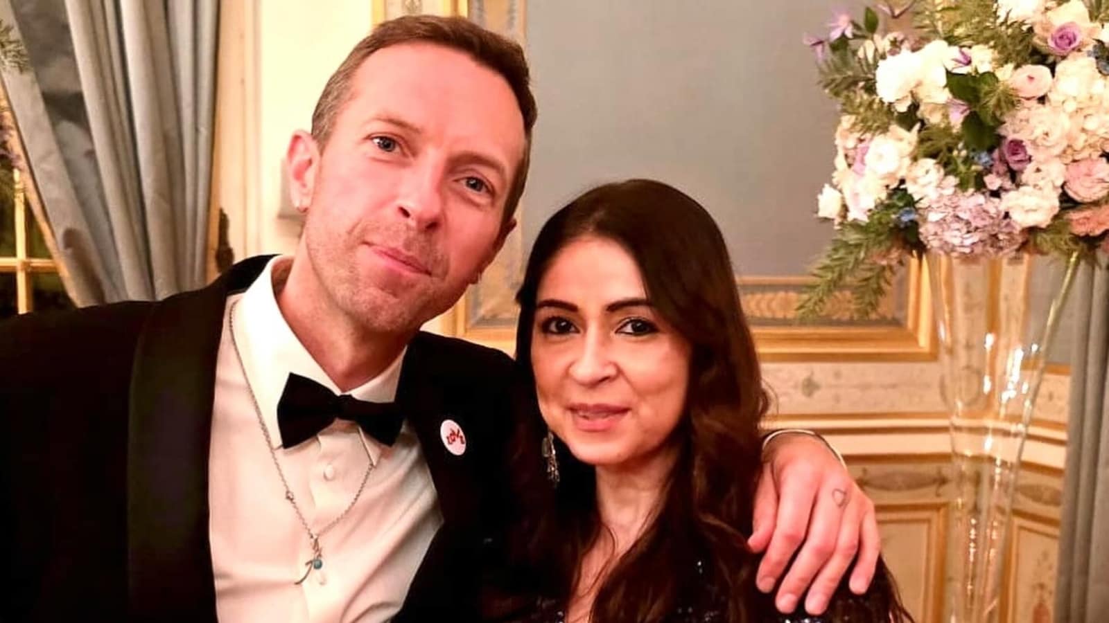 Bhavana Pandey se hace una selfie con Chris Martin de Coldplay en el debut de Le Bal de sus hijas Rysa y Apple
