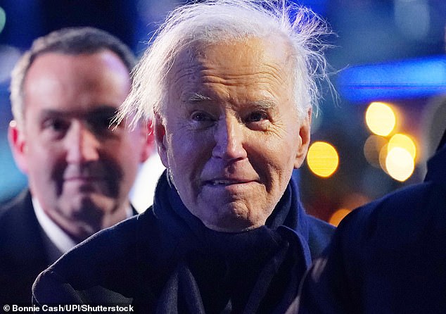 Una noche ventosa en Washington el jueves hizo que las redes sociales se burlaran de Joe Biden por tener un mal día con el cabello.