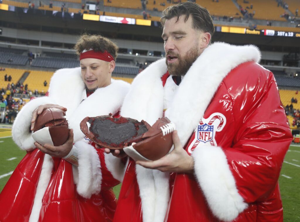 'Bienvenido de nuevo al Arrowhead Invitational': los fanáticos de los Chiefs celebran después de que Patrick Mahomes y compañía aseguraran la ventaja de jugar en casa para los playoffs
