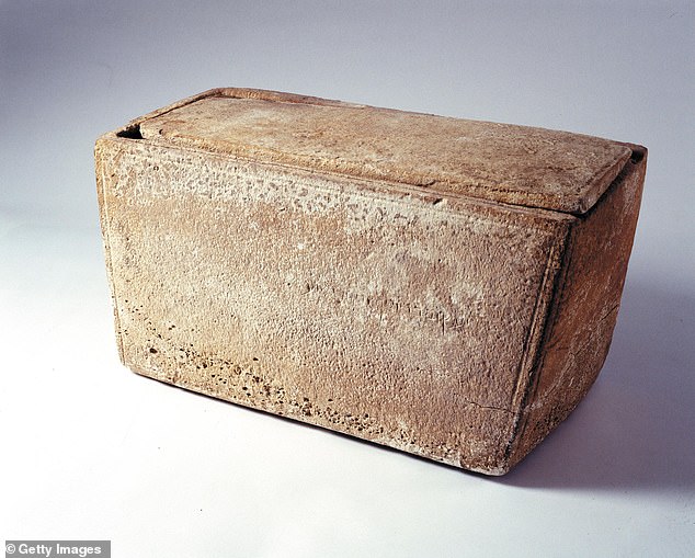 Una caja de hueso de 2.000 años de antigüedad grabada con el nombre del hermano de Jesús descubierta en Israel ahora se exhibe en EE. UU.